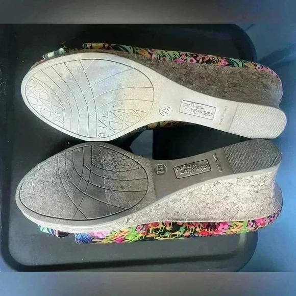 Dexflex comfort wedge heels. Size 7.5 - Picture 3 of 5